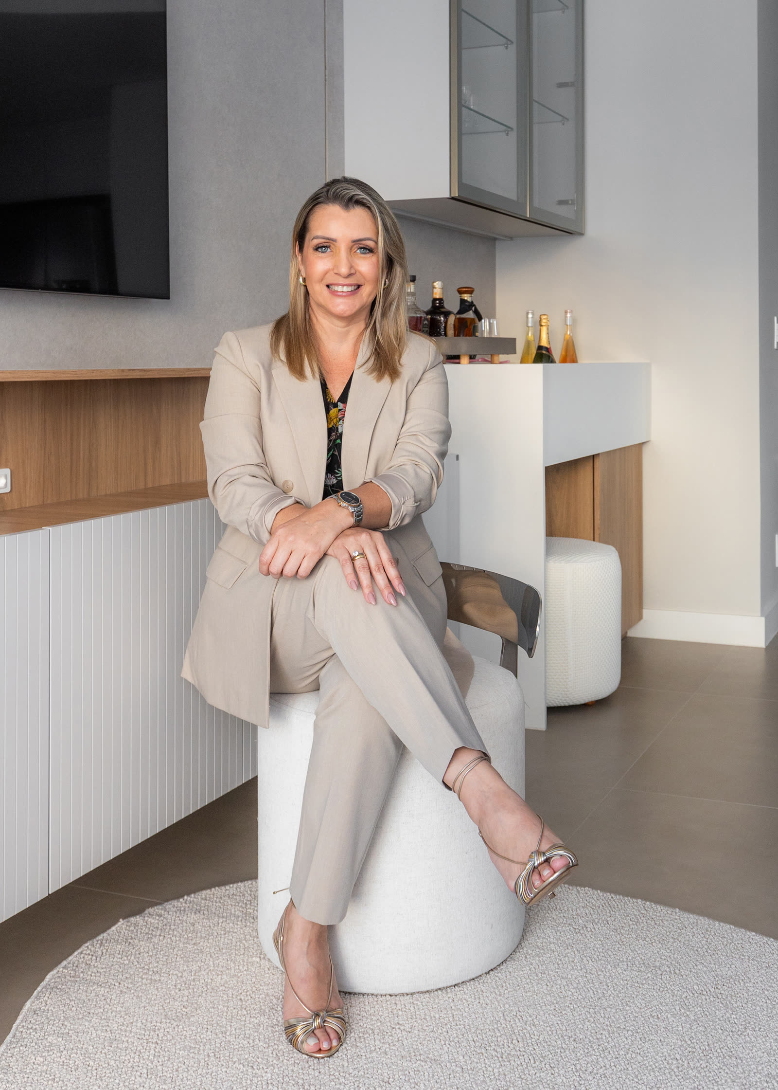Jeane Silva, designer de interiores, em apartamento projetado por ela em Jurerê Internacional