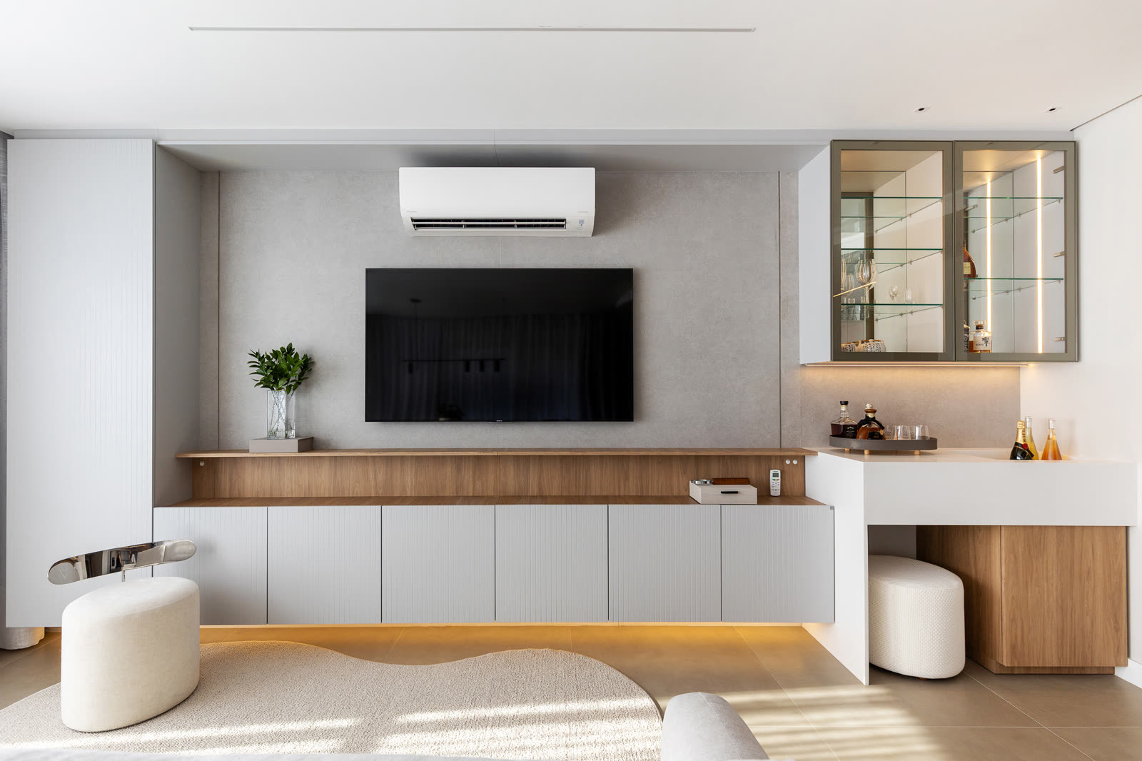 Living do apartamento em Jurerê depois do projeto