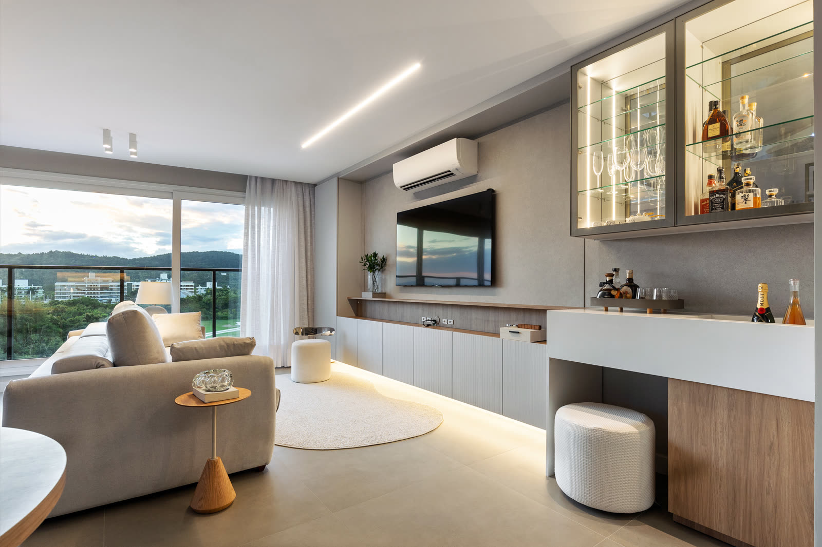 Living integrado com vista para a região de Jurerê Internacional