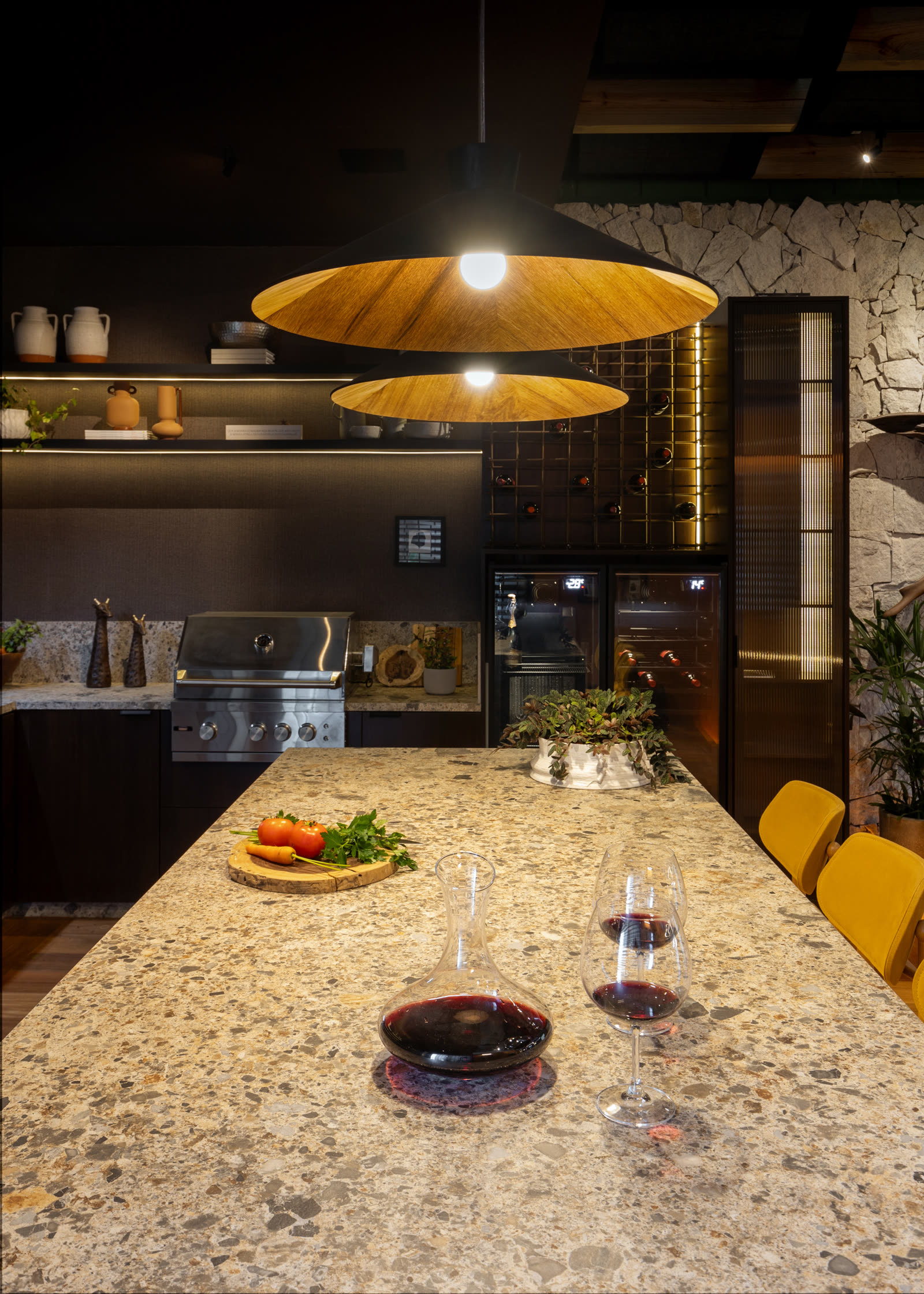 Cozinha gourmet com churrasqueira embutida e bancada de pedra