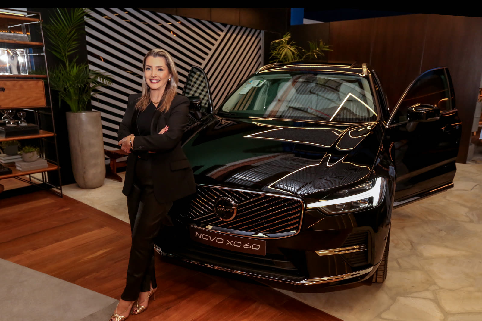 Jeane Silva ao lado do Volvo XC60 no ambiente Raízes e Rodas